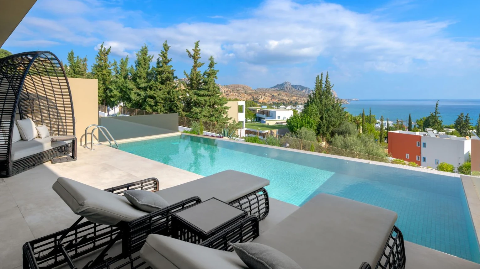 Zona de piscina panorámica del resort en Rhodes