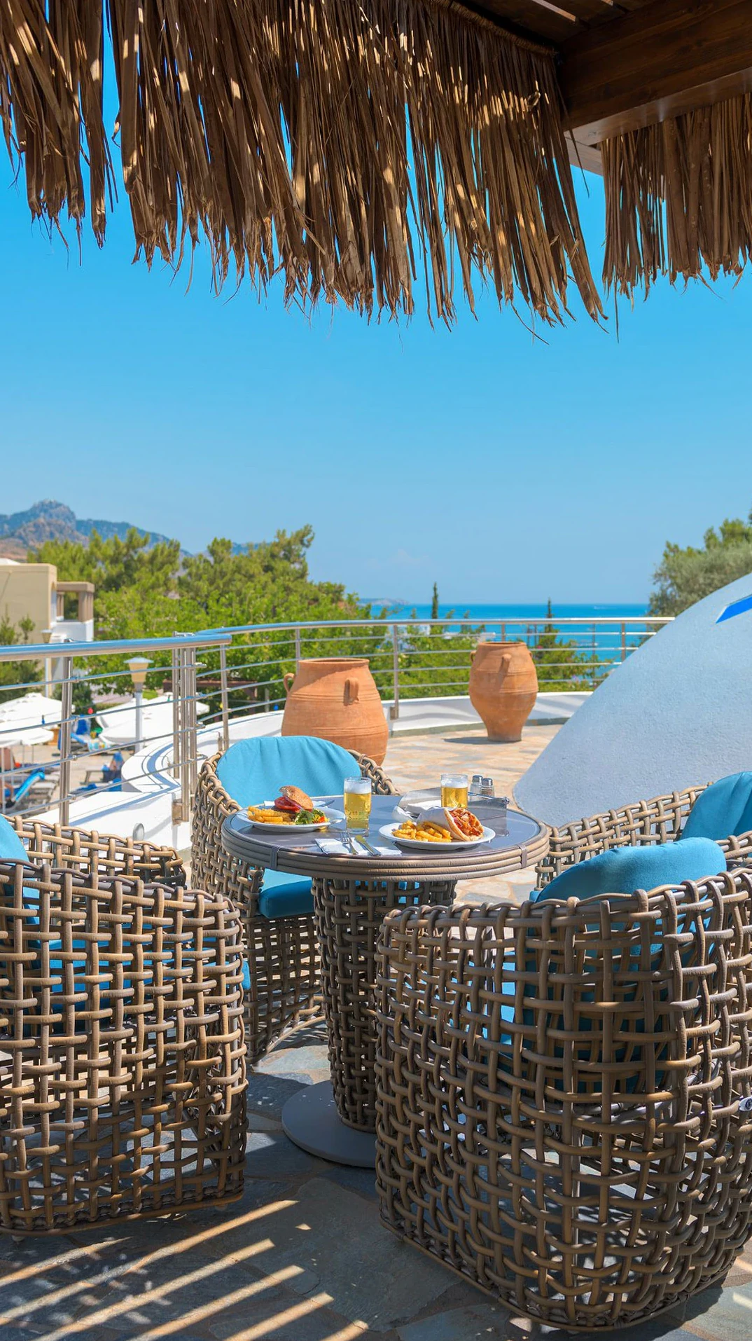 Vista del resort Porto Angeli con mobiliario de diseño