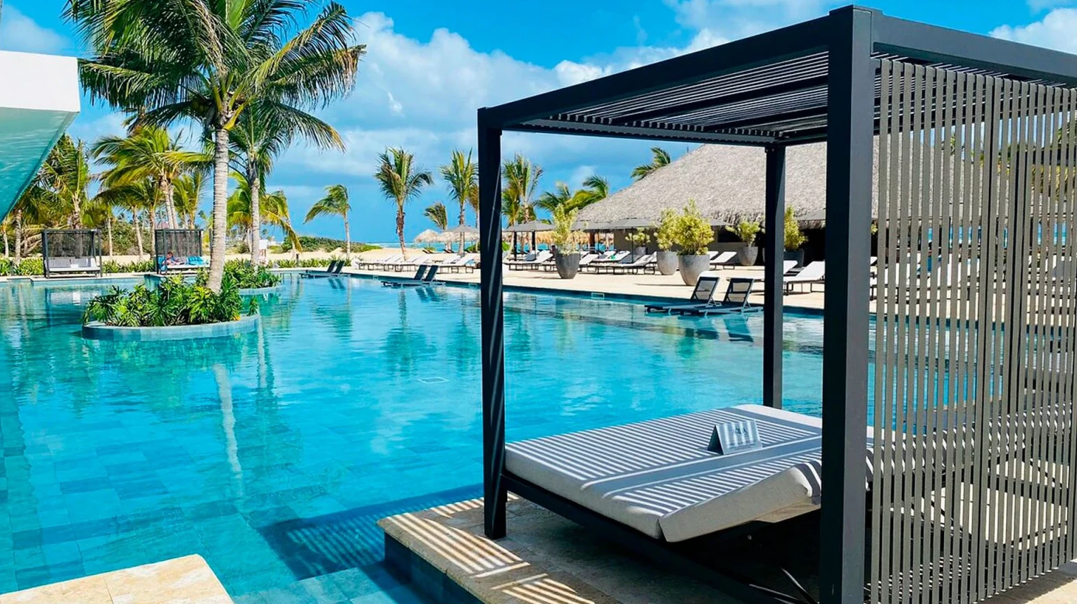 Zona de playa con mobiliario de diseño