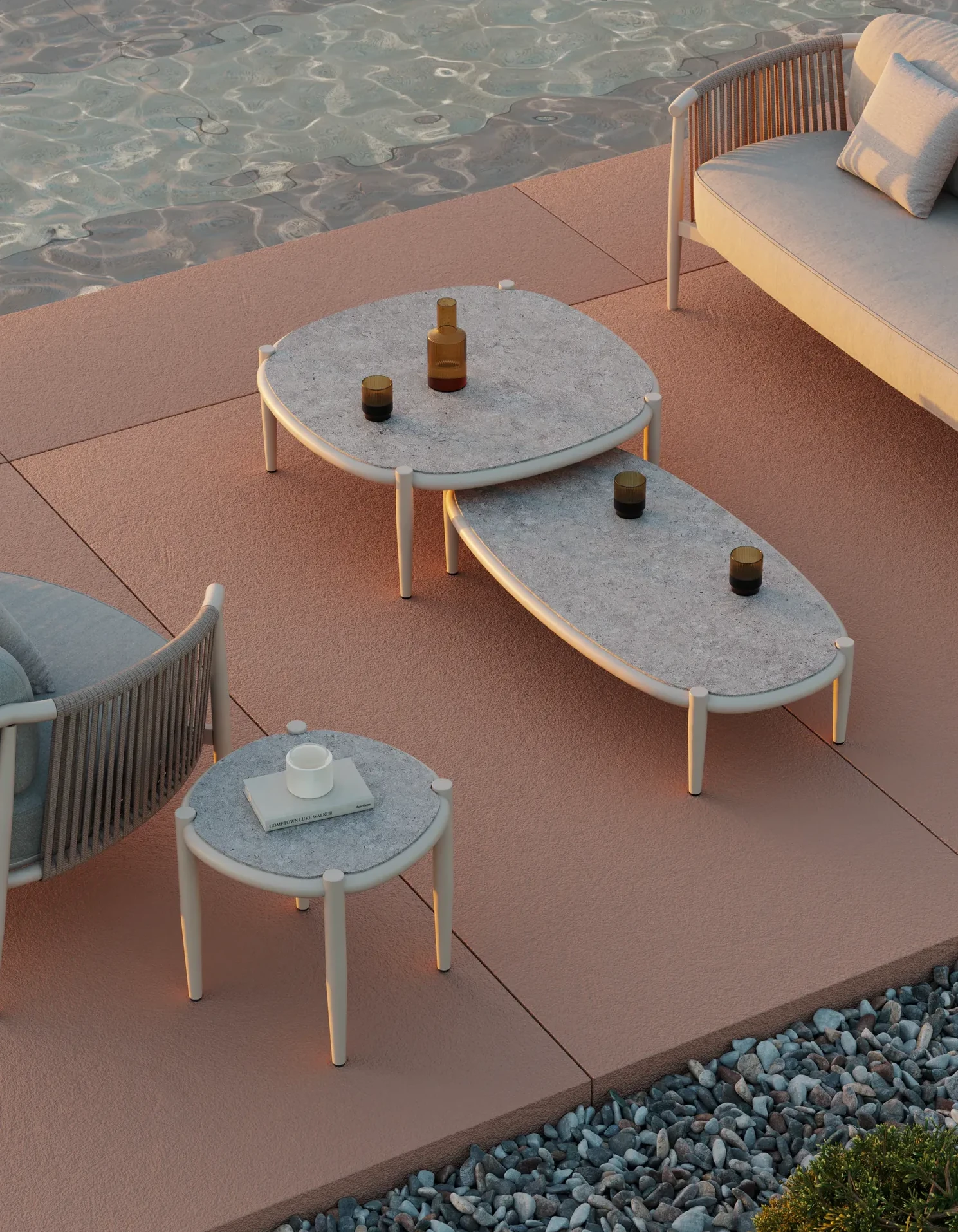 Zona de piscina con mobiliario premium en Ibiza