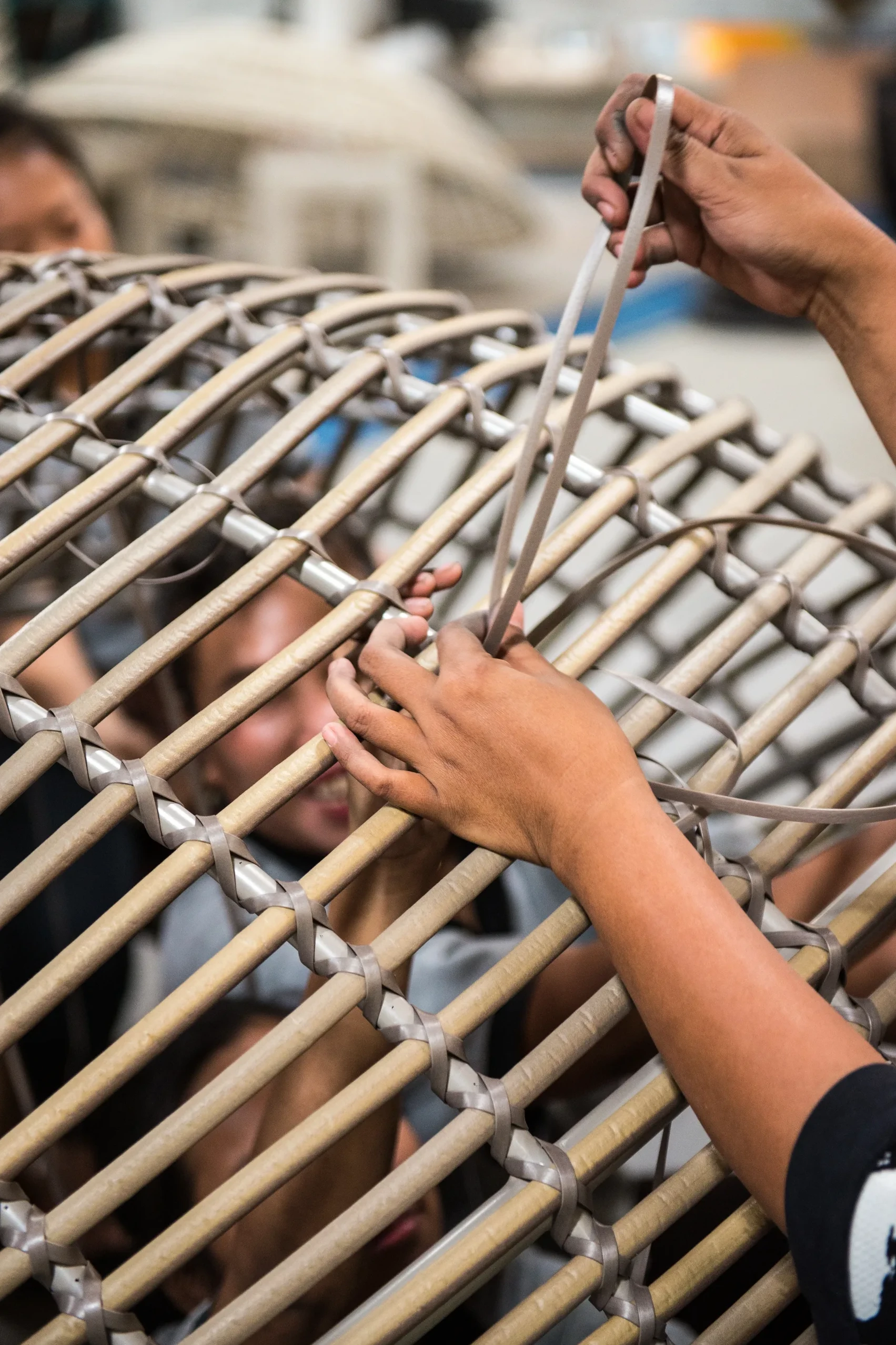 Detalle del proceso artesanal de trenzado de fibra