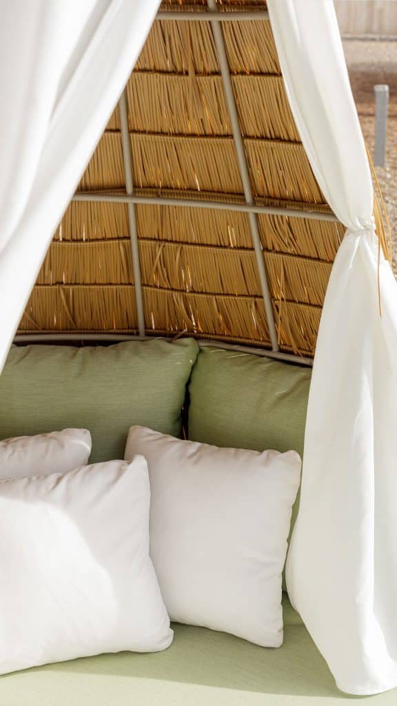 23508_Daybed Cone_Thatch Antique Honey Polypeel 7mm_Skyline_2