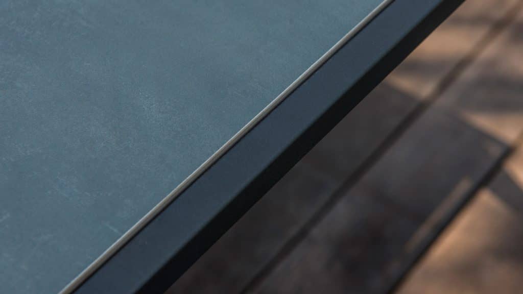 23518.01_SQ Dining Table Serpent_Aluminum Carbon_Skyline_3