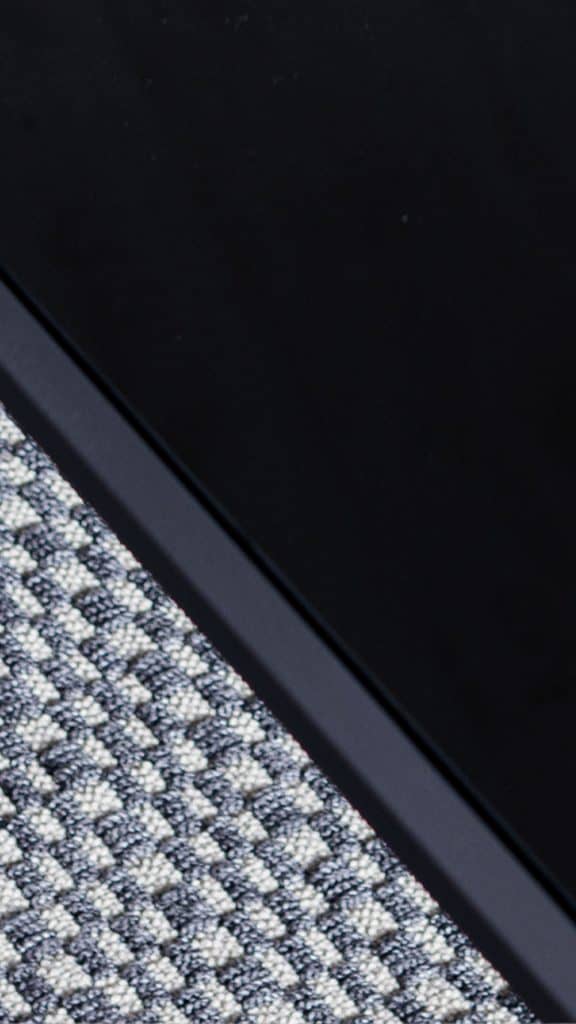 23518.01_SQ Dining Table Serpent_Aluminum Carbon_Skyline_4