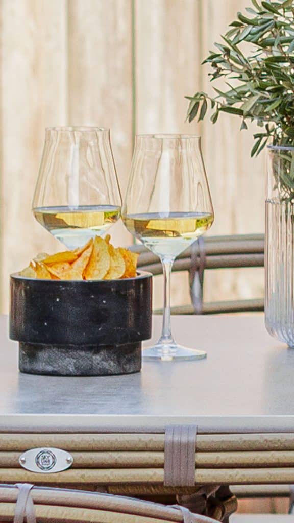 23678_Bar Table Ruby_Kubu Mushroom NP15mm_Skyline_5