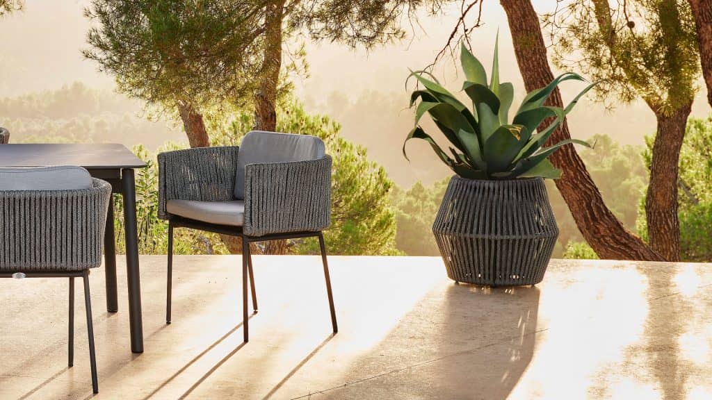 24170.01-Medium-Planter-Boston-Strap-Light-Grey-Skyline-Design-02